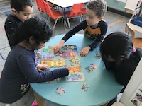 Photo enfants casse-tête robots