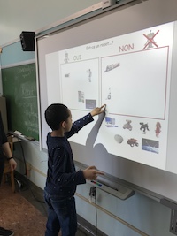 Photo enfant joue TNI